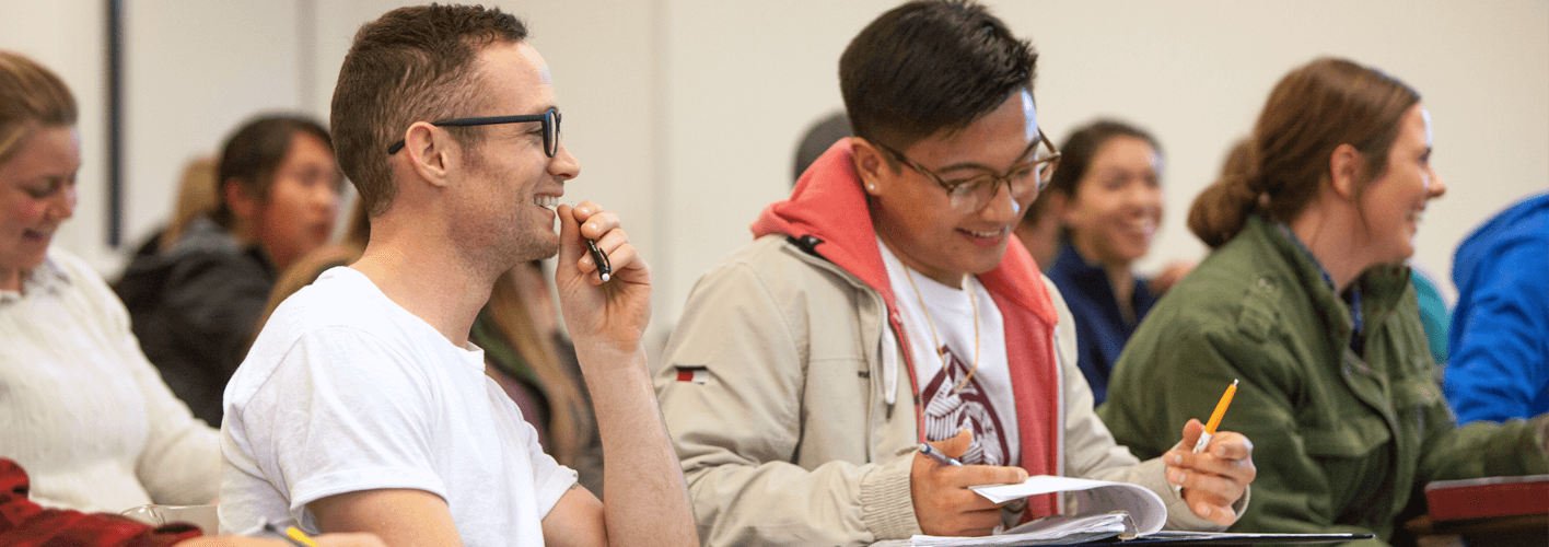 西雅图 Pacific University students in class